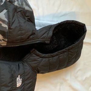 The North face Boys reversible jacket Black and gray. Size M